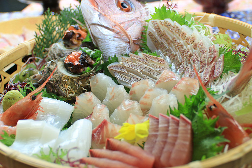 新鮮真鯛の姿づくりと京丹後の豪華地魚かご盛り